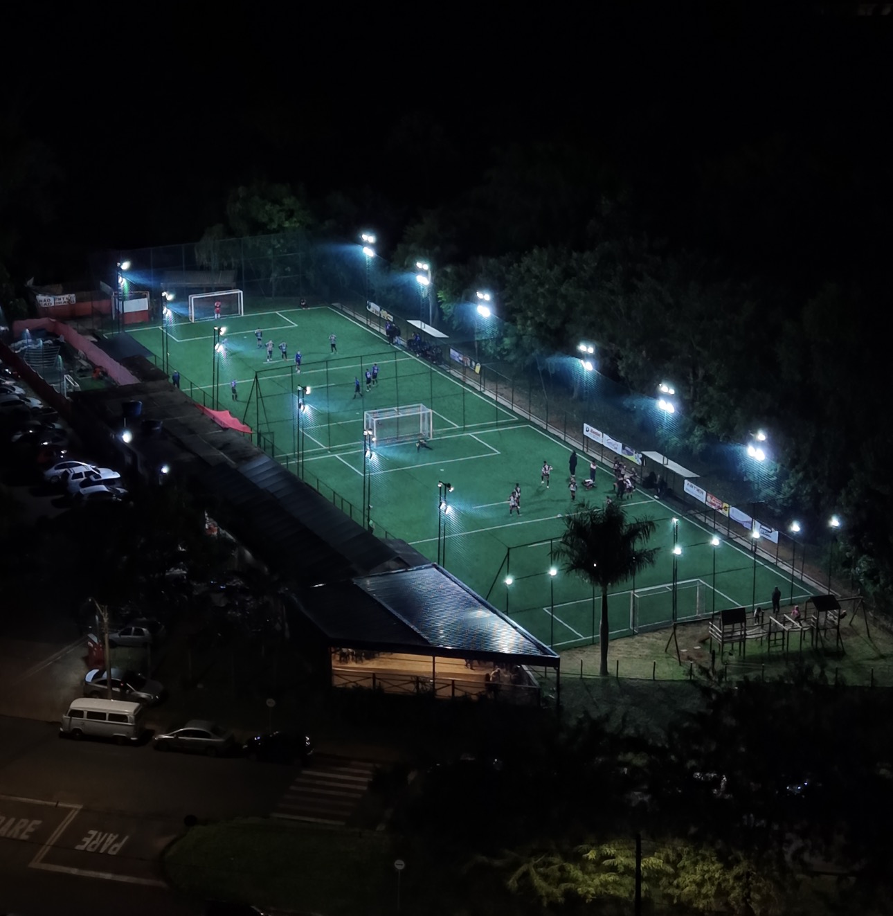 Vista aérea das quadras iluminadas à noite